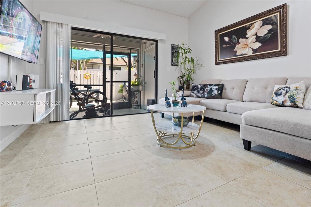 For Sale: $279,900 (2 beds, 2 baths, 1061 Square Feet)
