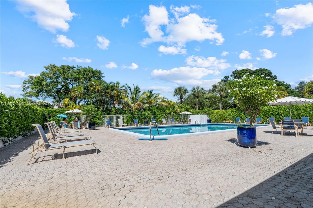For Sale: $279,900 (2 beds, 2 baths, 1061 Square Feet)