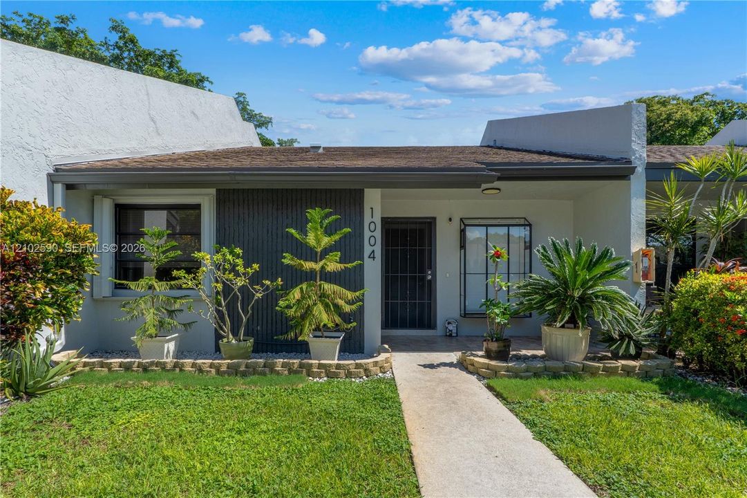For Sale: $279,900 (2 beds, 2 baths, 1061 Square Feet)
