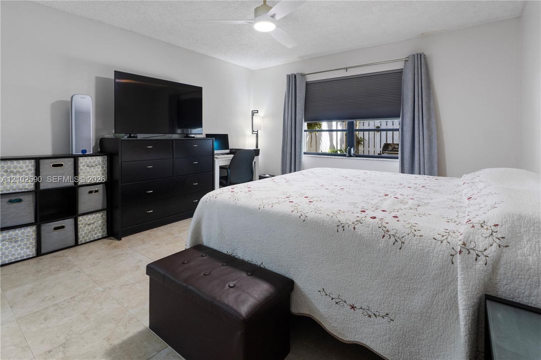 For Sale: $279,900 (2 beds, 2 baths, 1061 Square Feet)