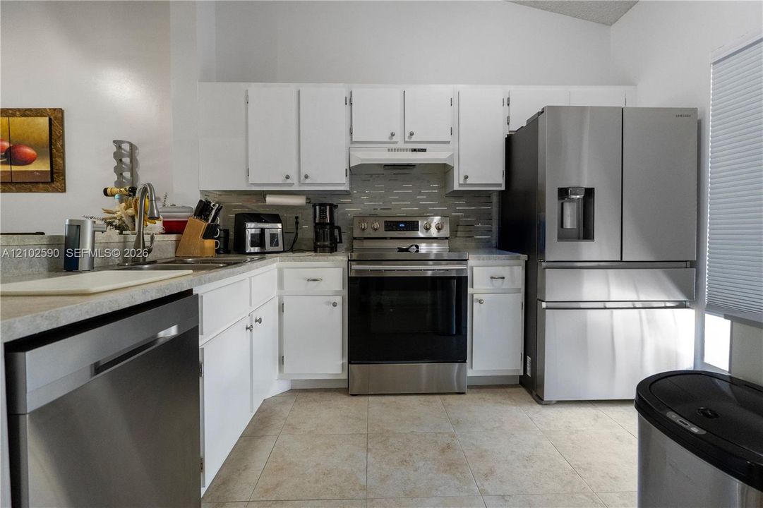 For Sale: $279,900 (2 beds, 2 baths, 1061 Square Feet)