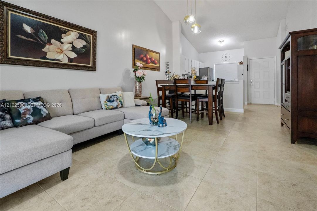 For Sale: $279,900 (2 beds, 2 baths, 1061 Square Feet)