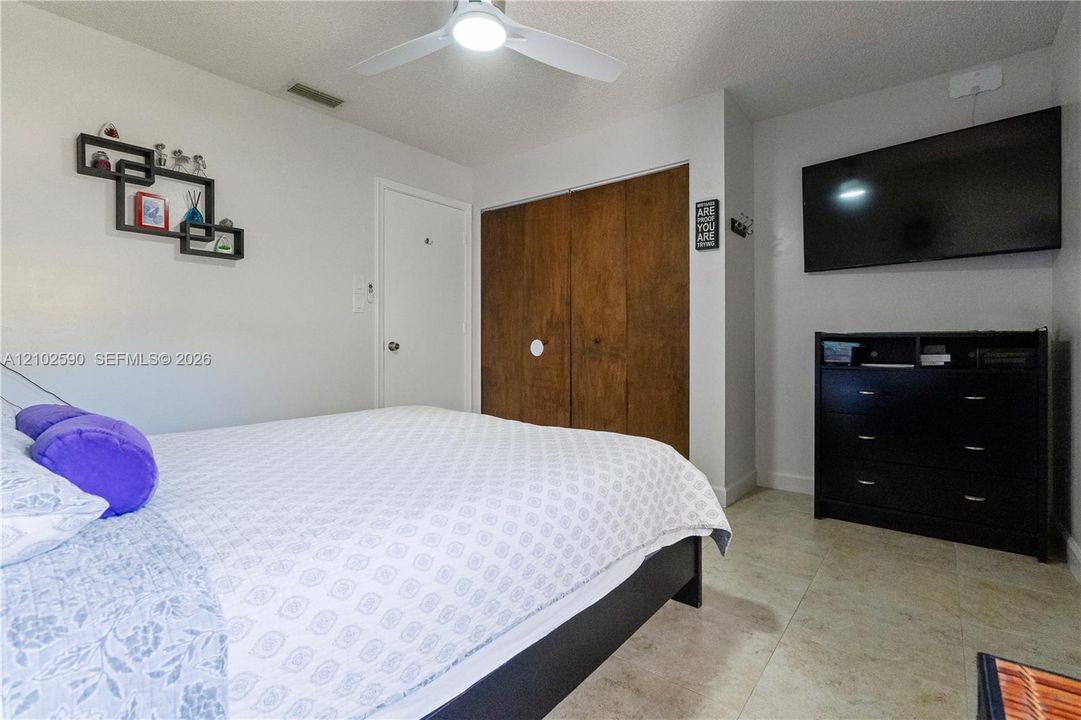 For Sale: $279,900 (2 beds, 2 baths, 1061 Square Feet)