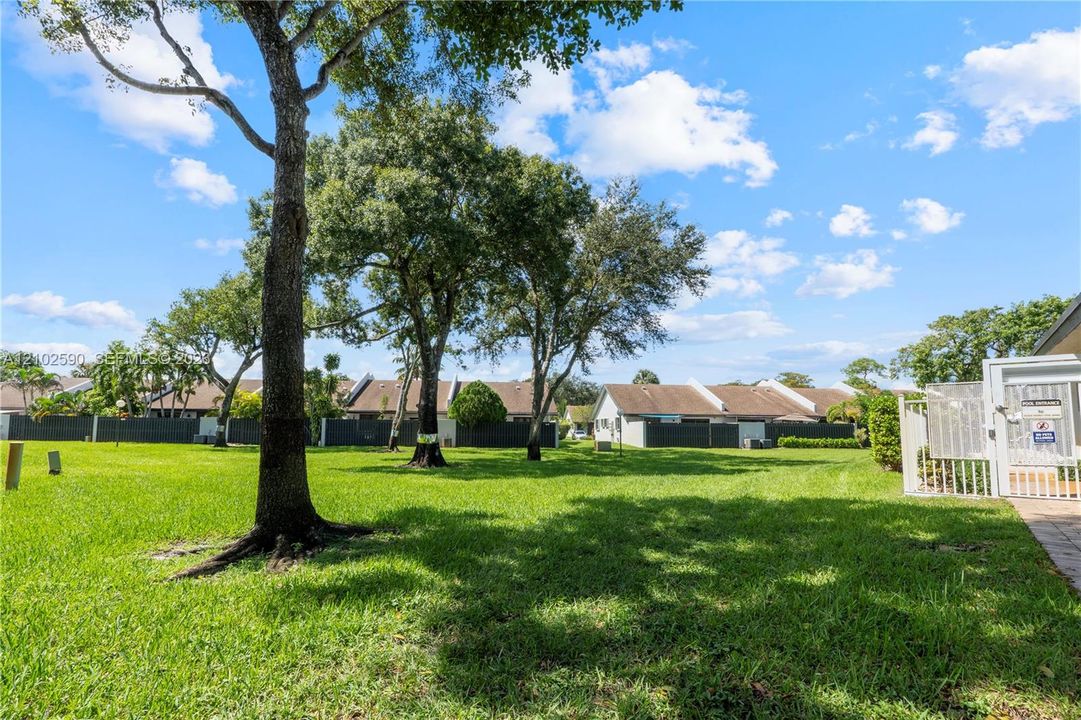 For Sale: $279,900 (2 beds, 2 baths, 1061 Square Feet)