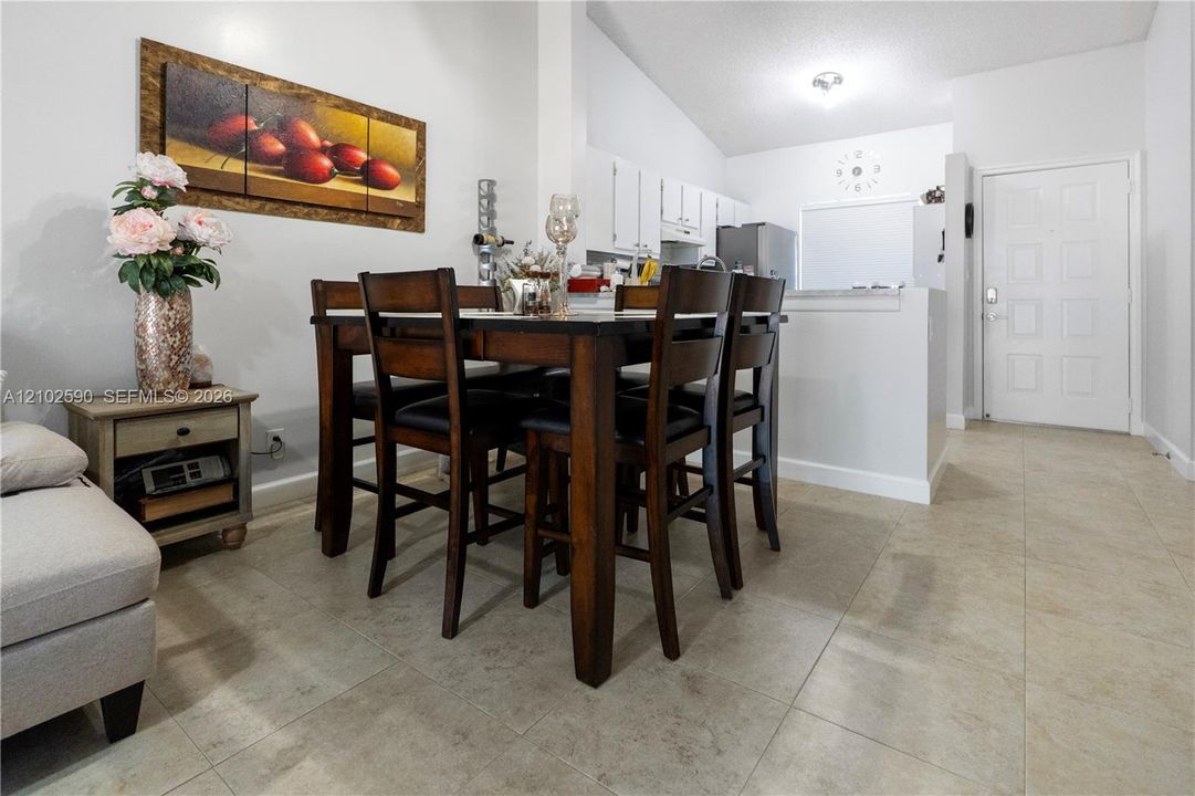 For Sale: $279,900 (2 beds, 2 baths, 1061 Square Feet)