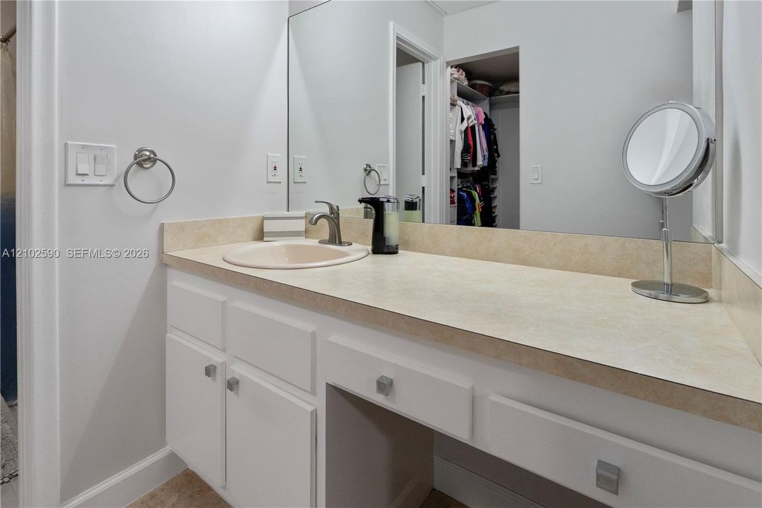 For Sale: $279,900 (2 beds, 2 baths, 1061 Square Feet)