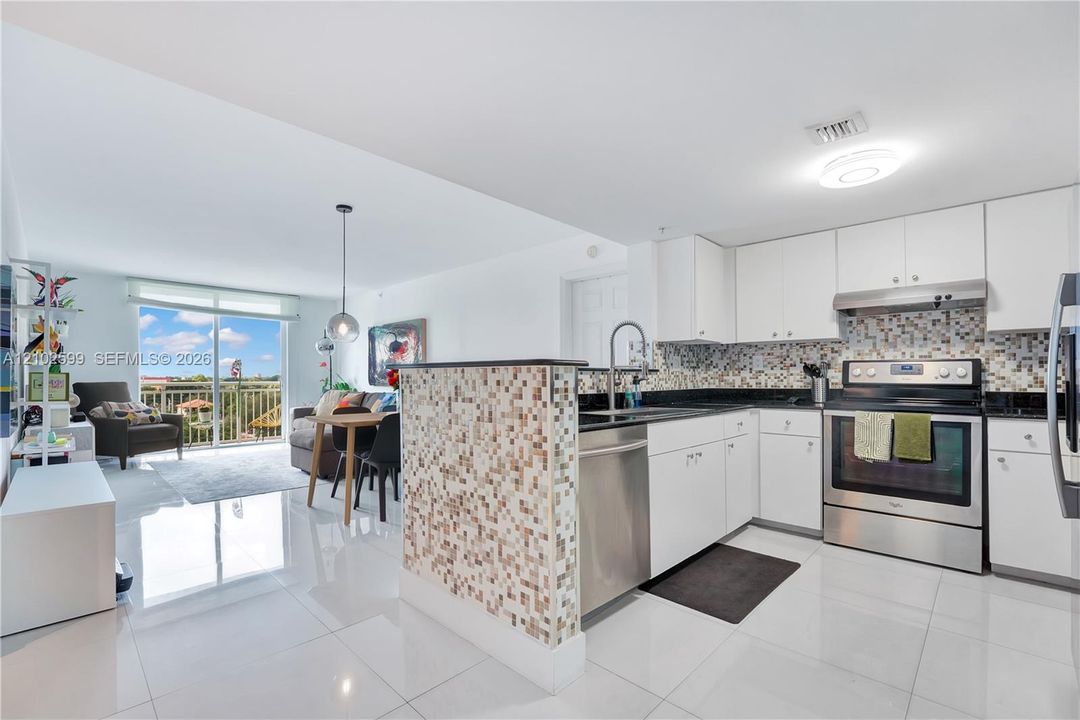 For Sale: $529,900 (2 beds, 2 baths, 1107 Square Feet)