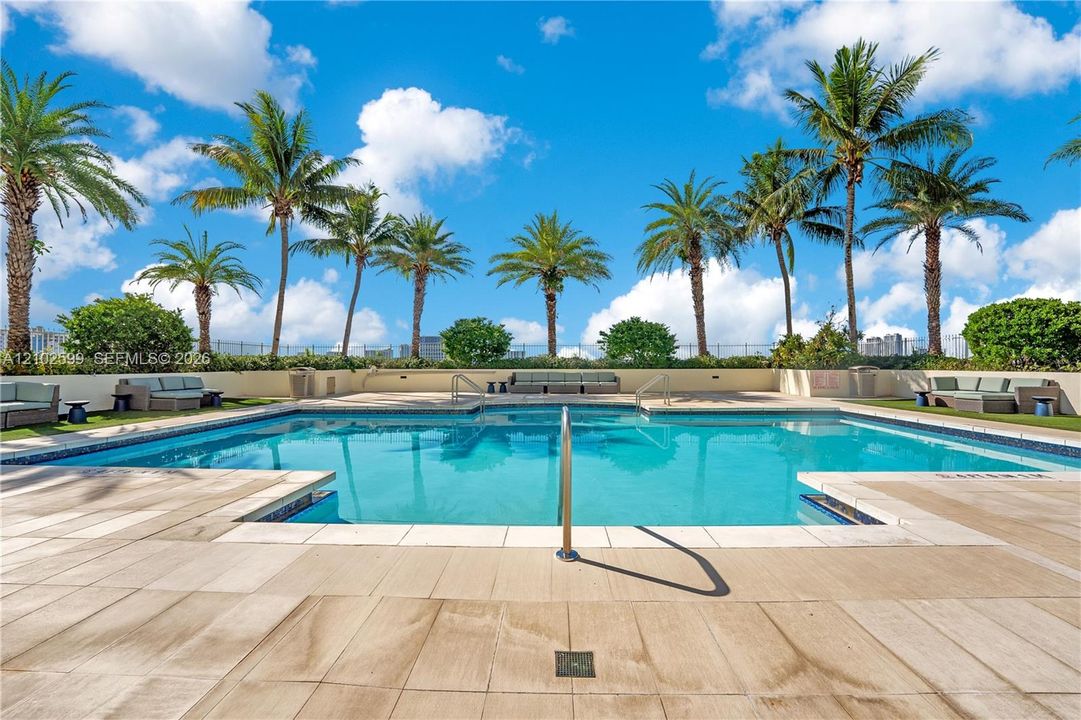 For Sale: $529,900 (2 beds, 2 baths, 1107 Square Feet)