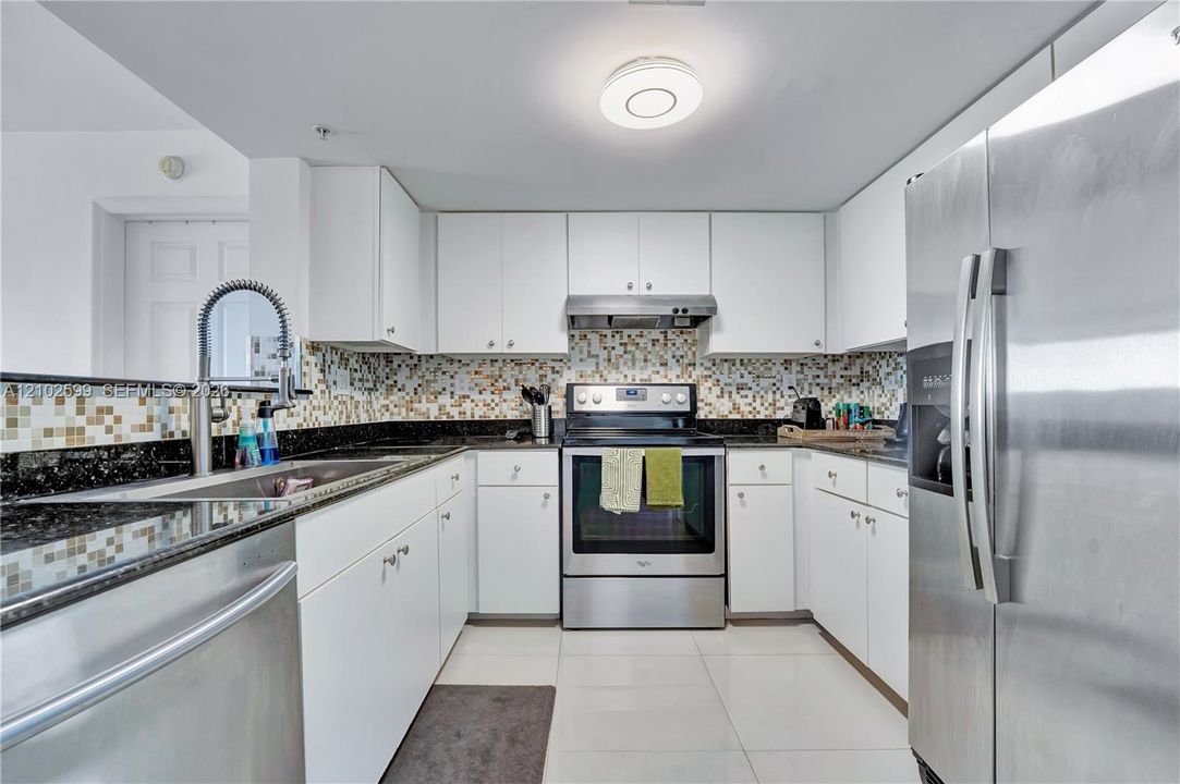 For Sale: $529,900 (2 beds, 2 baths, 1107 Square Feet)
