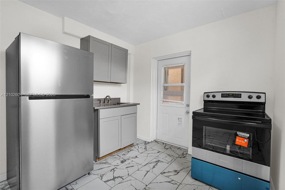 For Rent: $1,600 (0 beds, 1 baths, 700 Square Feet)