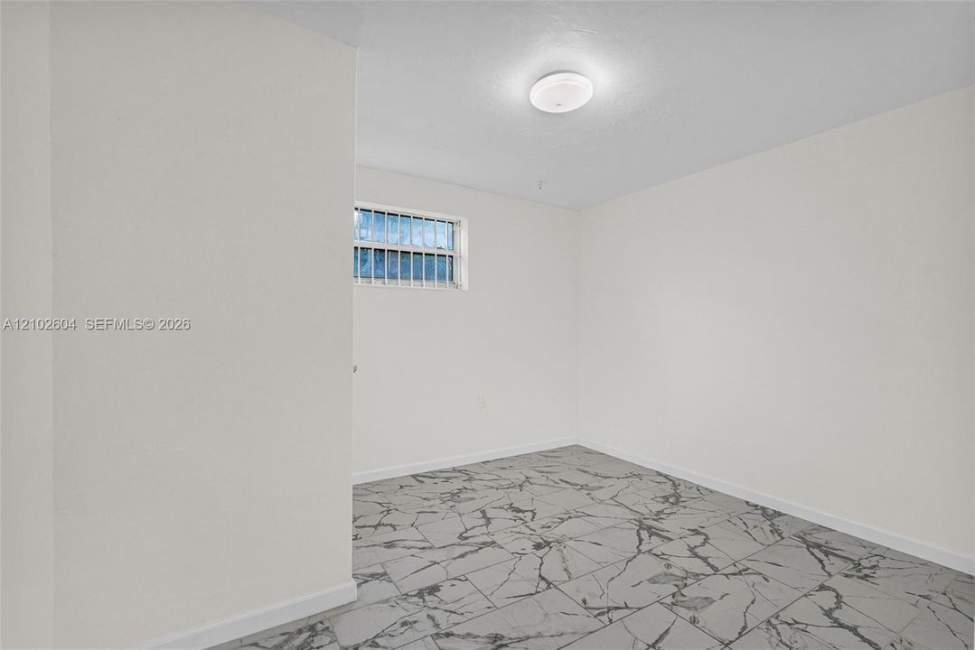 For Rent: $1,600 (0 beds, 1 baths, 700 Square Feet)