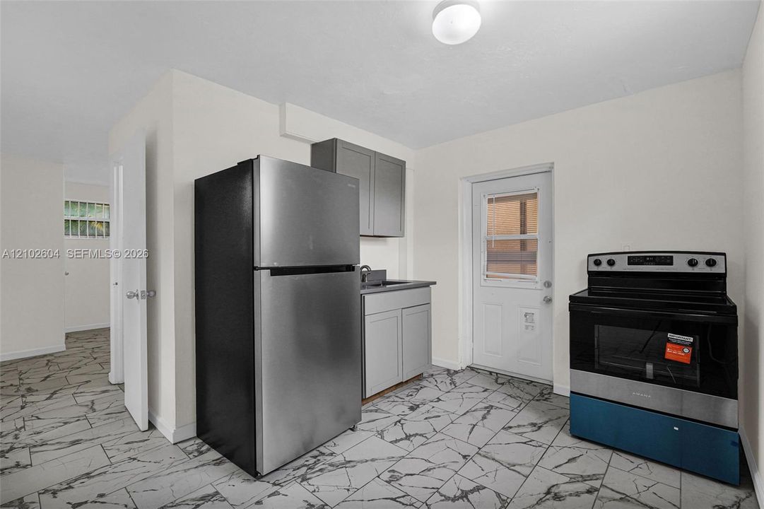 For Rent: $1,600 (0 beds, 1 baths, 700 Square Feet)