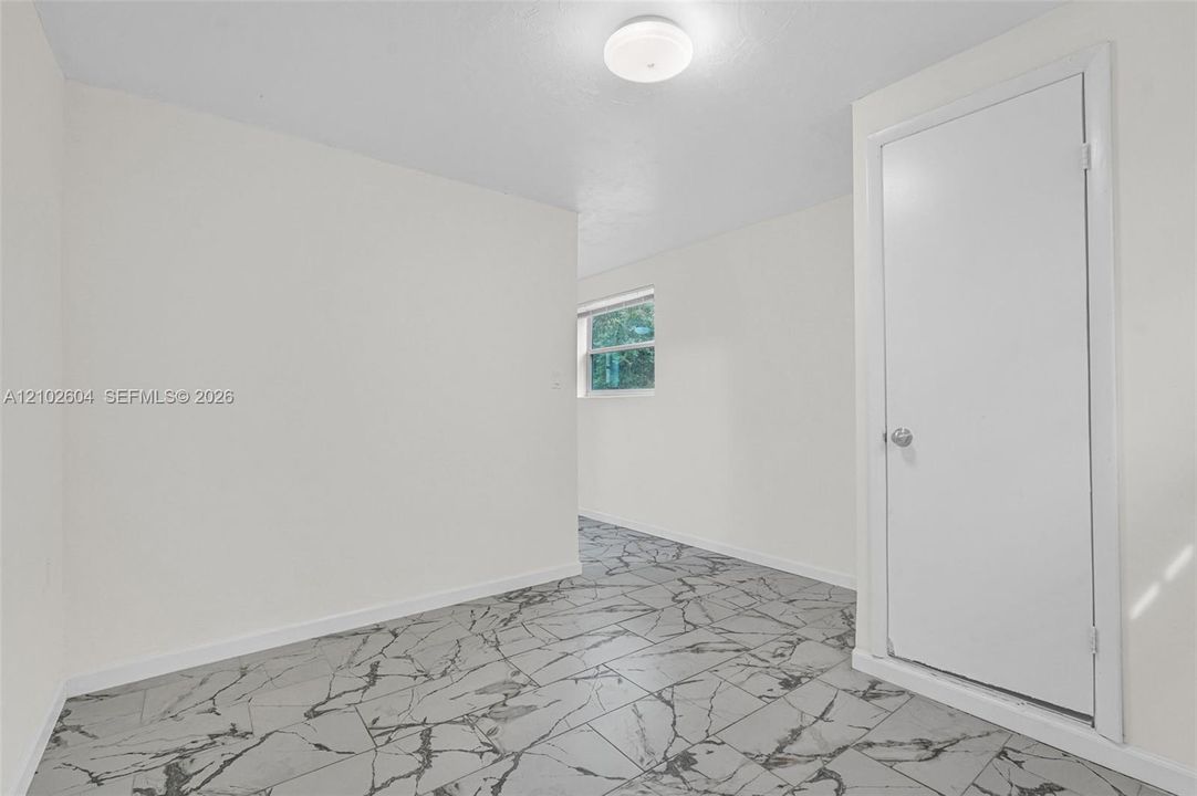 For Rent: $1,600 (0 beds, 1 baths, 700 Square Feet)