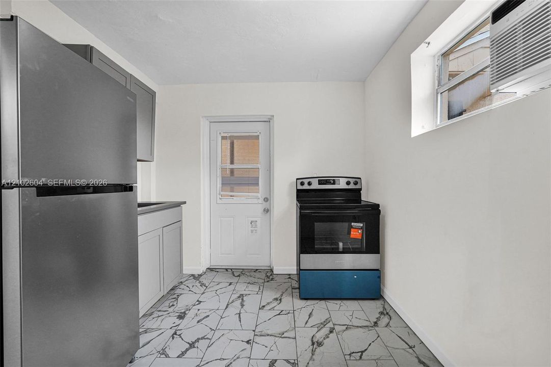 For Rent: $1,600 (0 beds, 1 baths, 700 Square Feet)