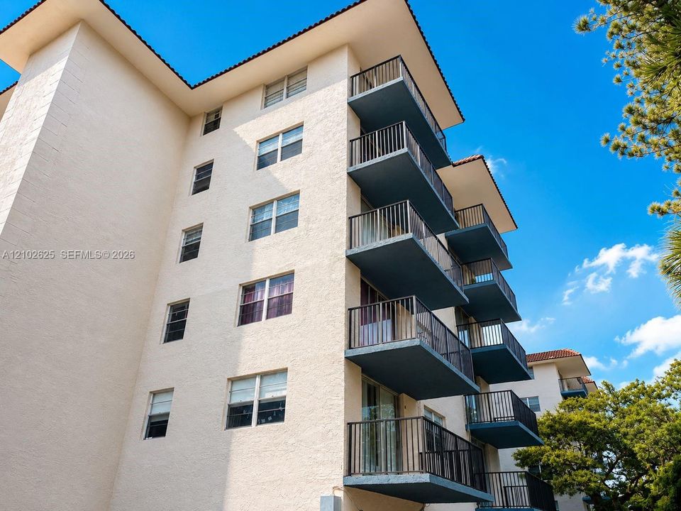 For Sale: $145,000 (1 beds, 1 baths, 878 Square Feet)