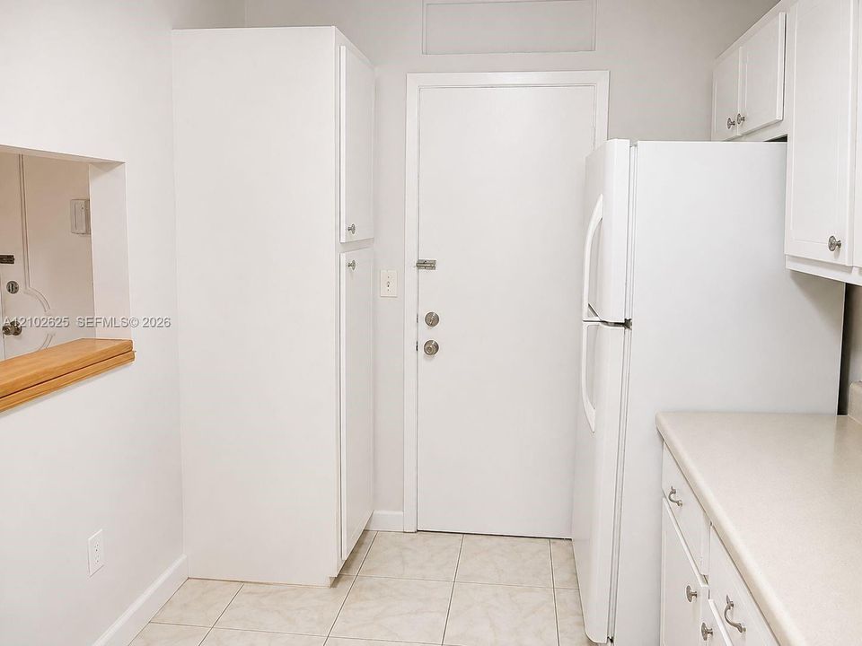 For Sale: $145,000 (1 beds, 1 baths, 878 Square Feet)