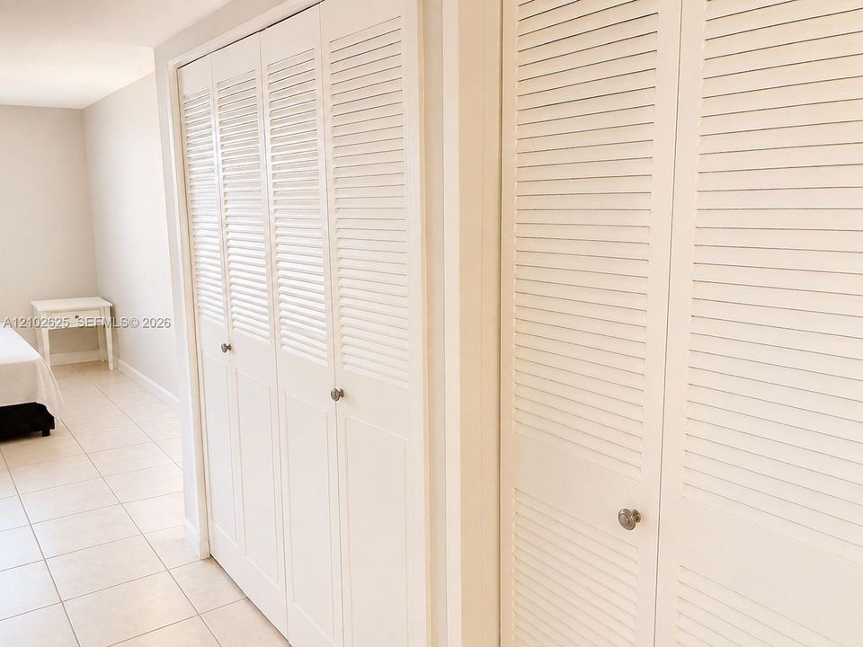 For Sale: $145,000 (1 beds, 1 baths, 878 Square Feet)