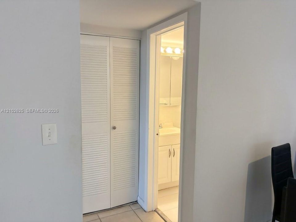 For Sale: $145,000 (1 beds, 1 baths, 878 Square Feet)