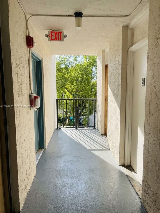 For Sale: $145,000 (1 beds, 1 baths, 878 Square Feet)