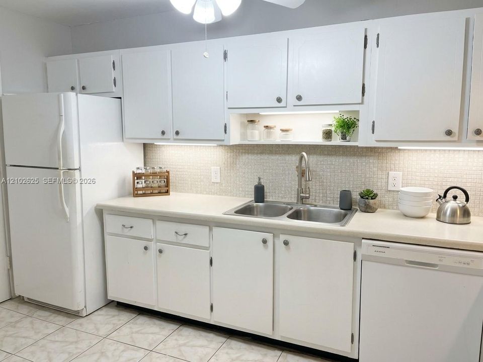 For Sale: $145,000 (1 beds, 1 baths, 878 Square Feet)