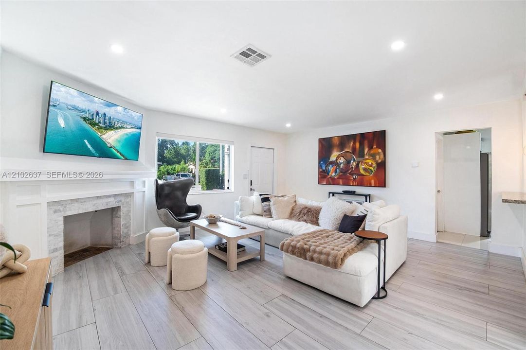 For Rent: $6,950 (3 beds, 2 baths, 1662 Square Feet)