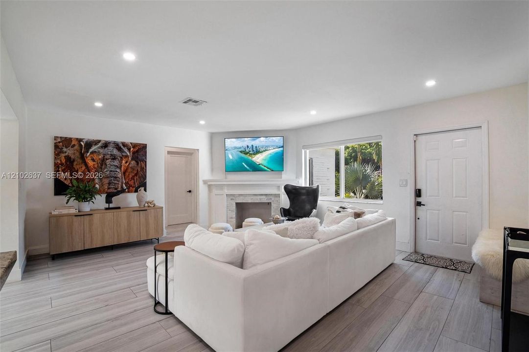For Rent: $6,950 (3 beds, 2 baths, 1662 Square Feet)