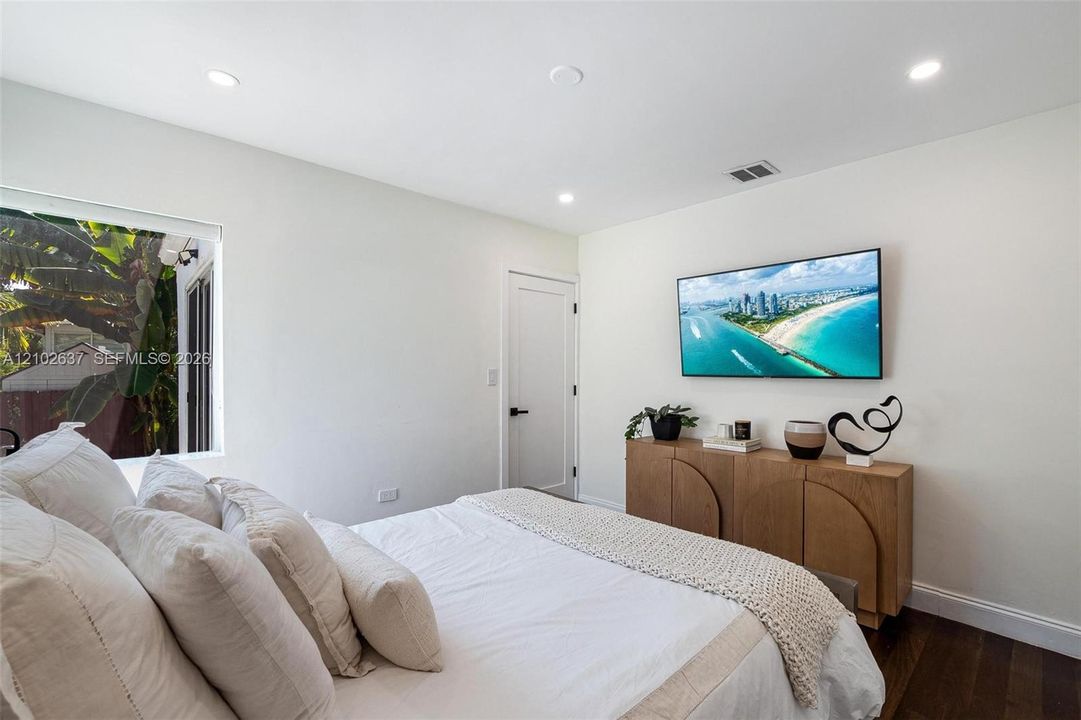 For Rent: $6,950 (3 beds, 2 baths, 1662 Square Feet)