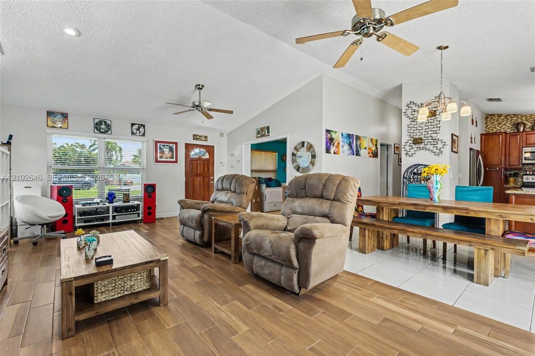 En Venta: $539,000 (2 camas, 2 baños, 1372 Pies cuadrados)