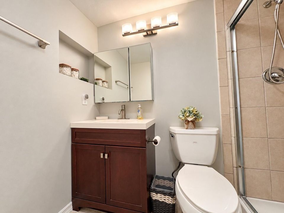 Updated Full Ensuite Bath