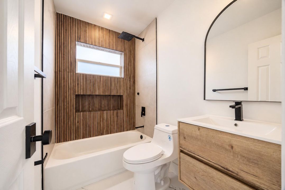 3370 bathroom w: tub w: lights on