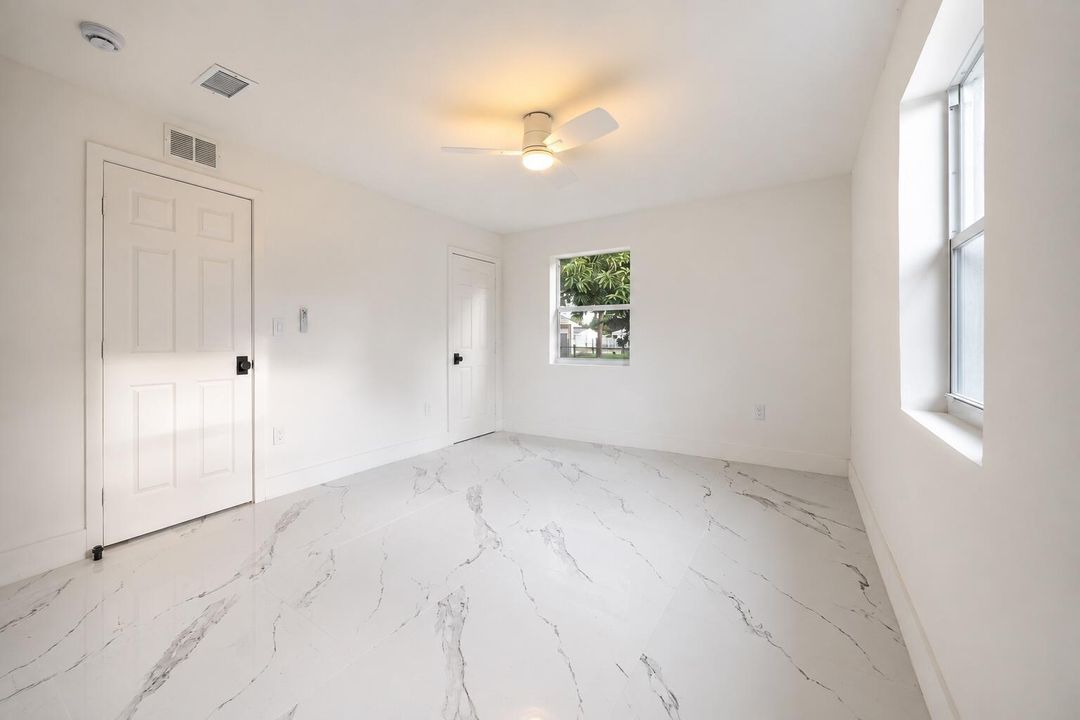 3370 bedroom 2 light on