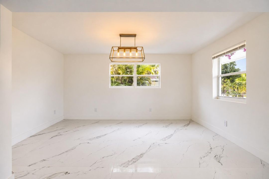 3370 dining room light on 2 no furntiure