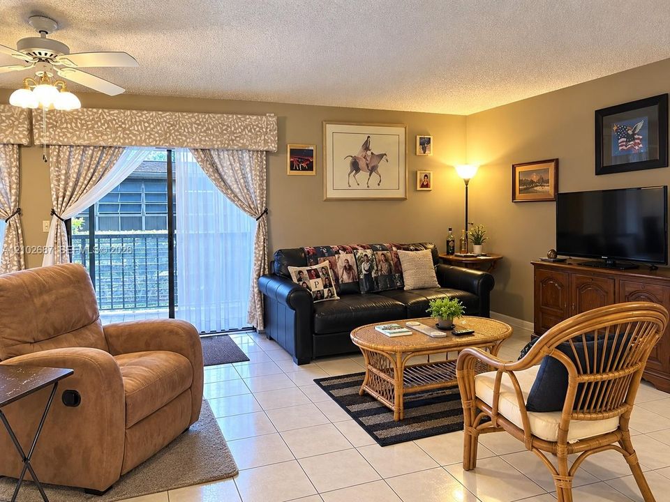 For Sale: $98,500 (1 beds, 1 baths, 827 Square Feet)