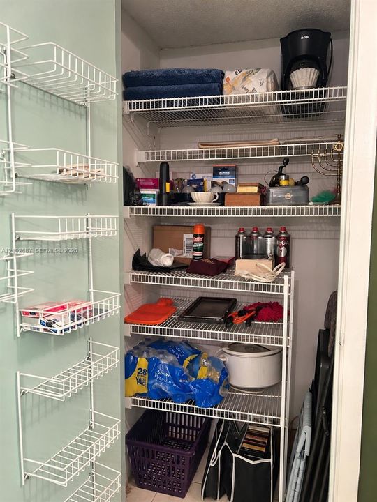 For Sale: $98,500 (1 beds, 1 baths, 827 Square Feet)