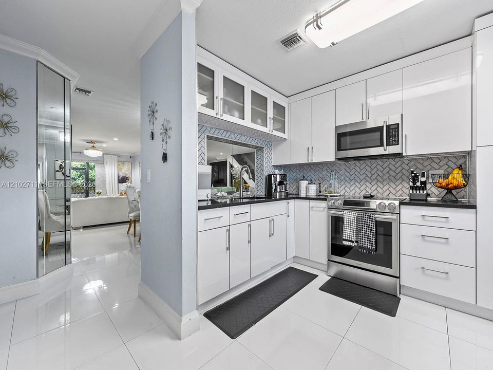 На продажу: $299,000 (3 спален, 2 ванн, 1300 Квадратных фут)