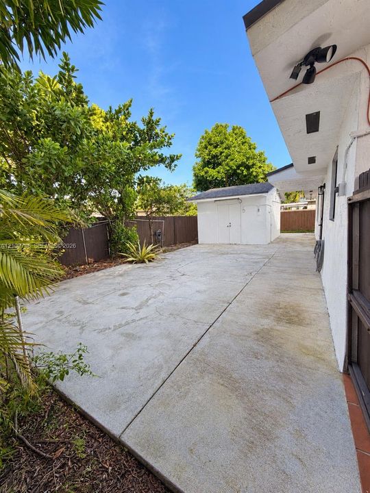For Sale: $699,000 (5 beds, 3 baths, 2406 Square Feet)