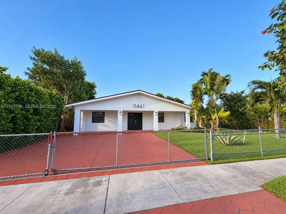 For Sale: $699,000 (5 beds, 3 baths, 2406 Square Feet)