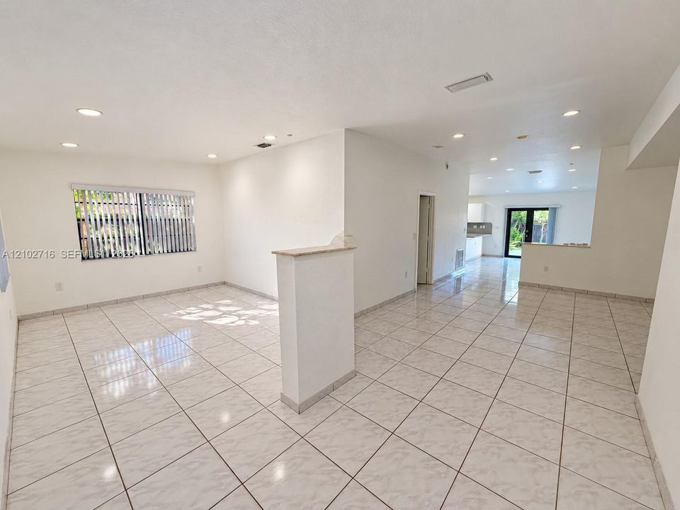 For Sale: $699,000 (5 beds, 3 baths, 2406 Square Feet)