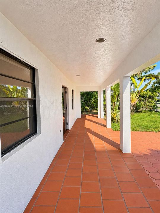 For Sale: $699,000 (5 beds, 3 baths, 2406 Square Feet)