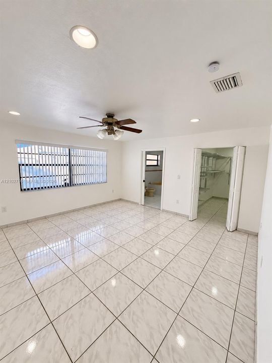 For Sale: $699,000 (5 beds, 3 baths, 2406 Square Feet)