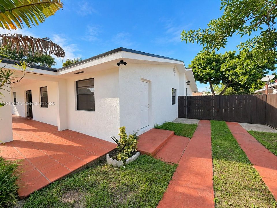 For Sale: $699,000 (5 beds, 3 baths, 2406 Square Feet)