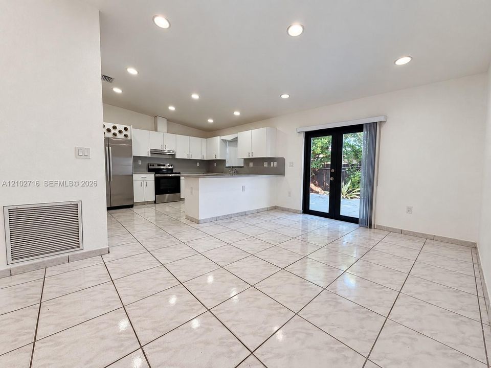 For Sale: $699,000 (5 beds, 3 baths, 2406 Square Feet)