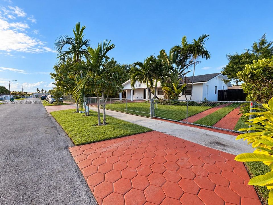 For Sale: $699,000 (5 beds, 3 baths, 2406 Square Feet)