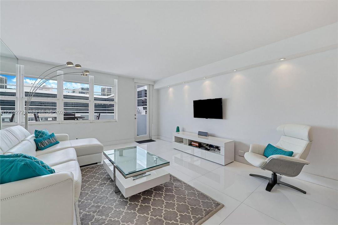 For Sale: $875,000 (1 beds, 2 baths, 865 Square Feet)