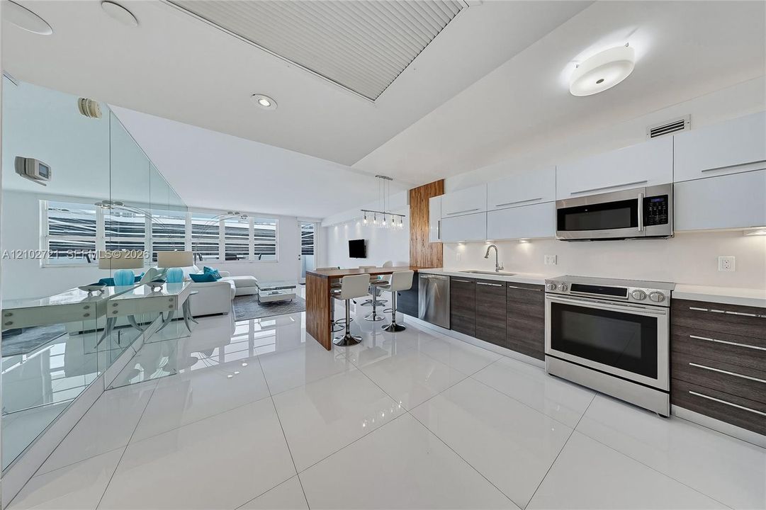 For Sale: $875,000 (1 beds, 2 baths, 865 Square Feet)