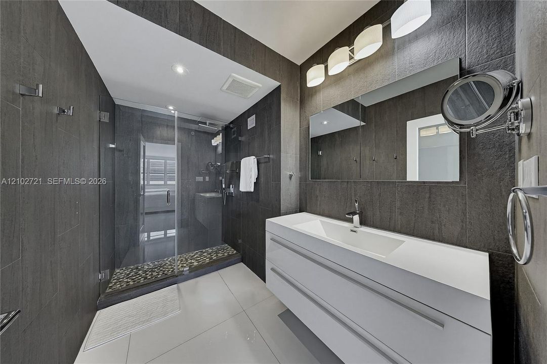 For Sale: $875,000 (1 beds, 2 baths, 865 Square Feet)