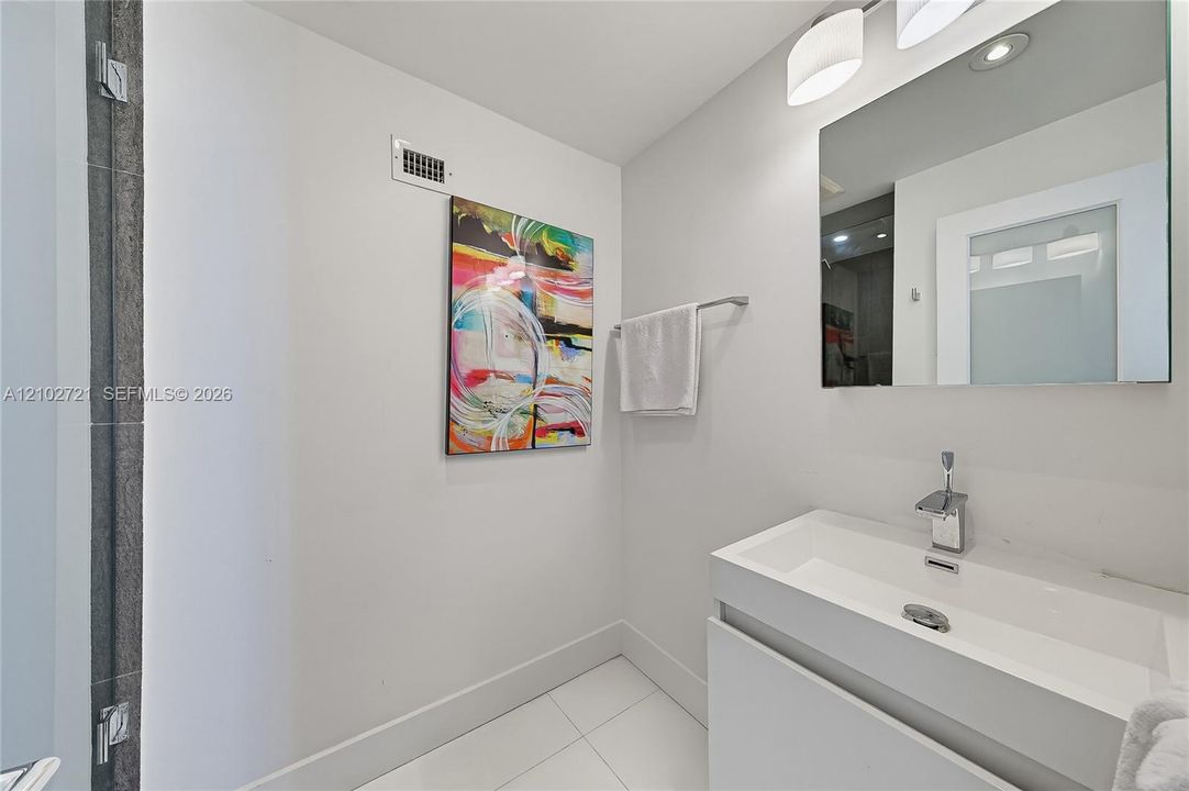 For Sale: $875,000 (1 beds, 2 baths, 865 Square Feet)