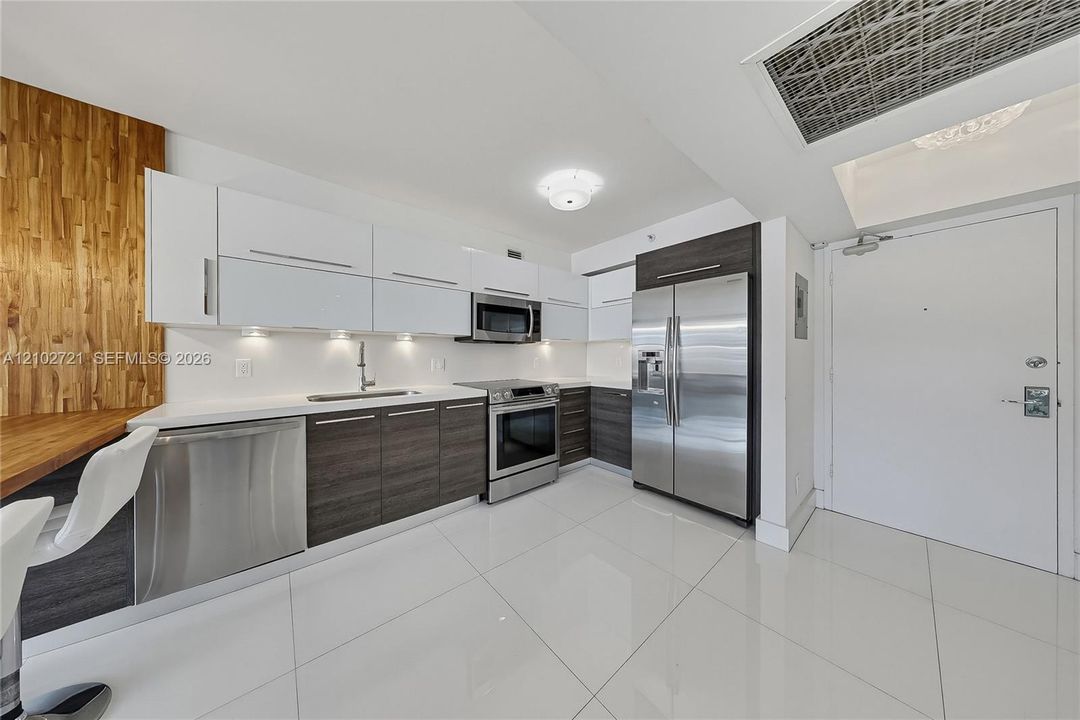 For Sale: $875,000 (1 beds, 2 baths, 865 Square Feet)