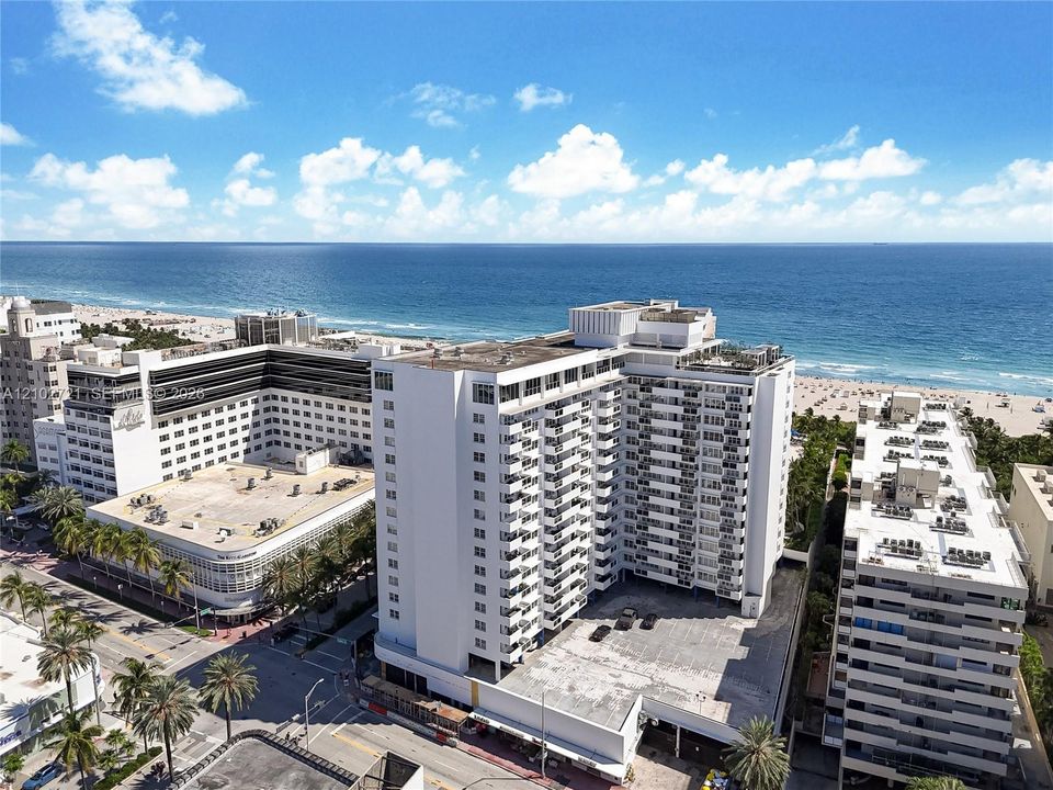For Sale: $875,000 (1 beds, 2 baths, 865 Square Feet)