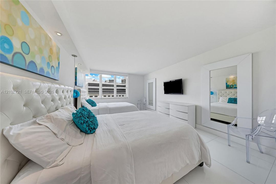 For Sale: $875,000 (1 beds, 2 baths, 865 Square Feet)